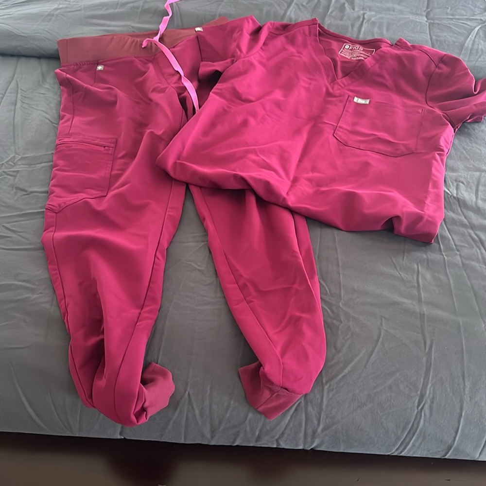 Figs Zamora joggers and 1 pocket scrub top
